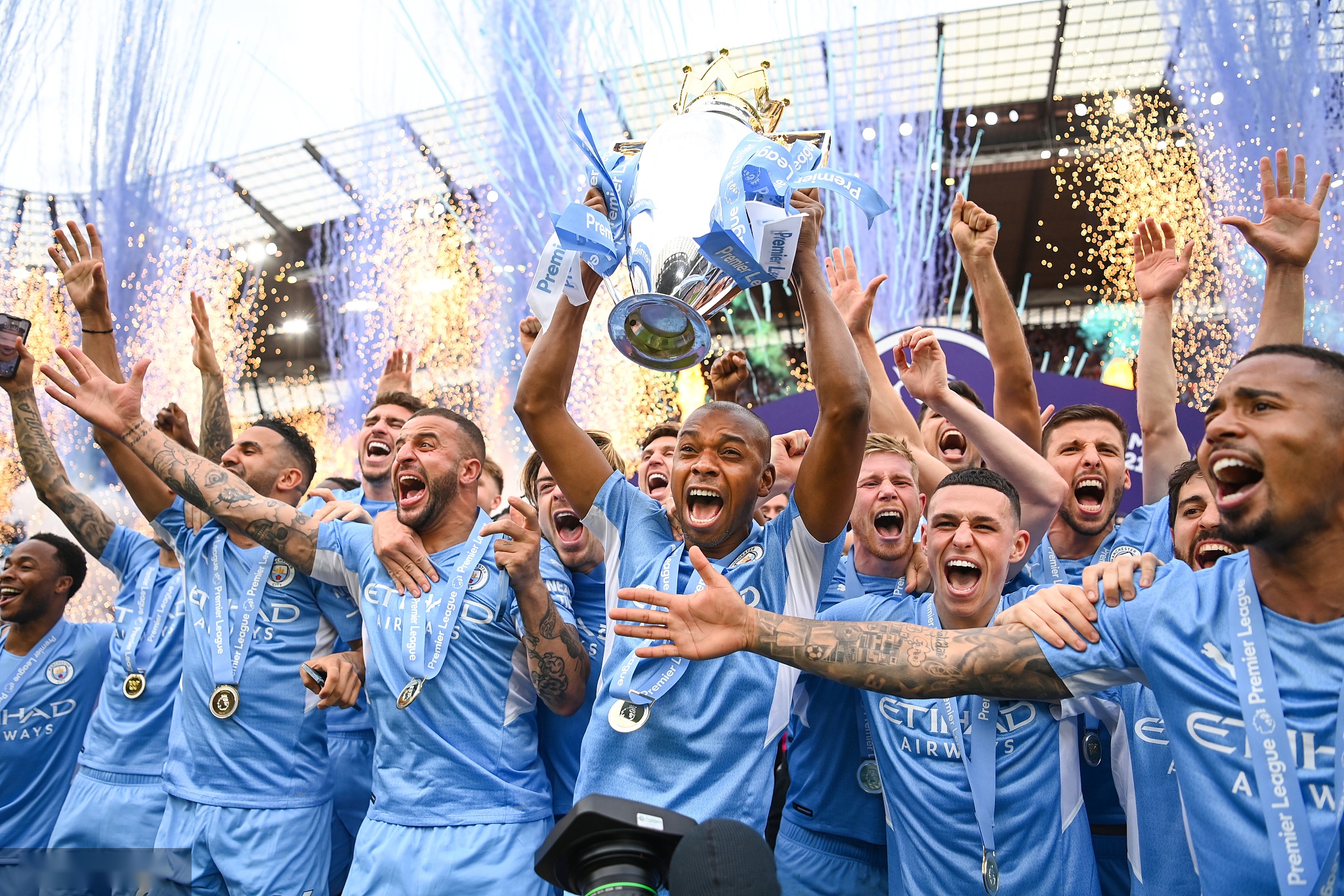 拼抢前场篮 拼抢前场篮